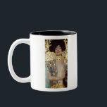 Taza Bicolor Judith de Gustav Klimt y el jefe de Holofernes<br><div class="desc">Judith de Gustav Klimt y la famosa pintura de la cabeza de Holofernes (1901). gustav klimt, klimt, art nouveau, gustav klimt el beso, el beso, el oro, gustav, simbolismo, amor, vintage, klimt freyas lágrimas, klimt el árbol de la vida, arte fino, beso, historia del arte, obra maestra, flores, arte, maestros,...</div>