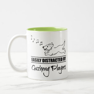 Taza Bicolor Jugadores de Guzheng distraen fácilmente al perro 