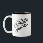 Taza Bicolor Jugos creativos<br><div class="desc">¡Tengo que conseguir que esos jugos creativos fluyan por la mañana! Esta divertida jarra con letras a mano dice "jugos creativos" en un lado y "beber por inspo" en un tipo más pequeño en el otro.</div>