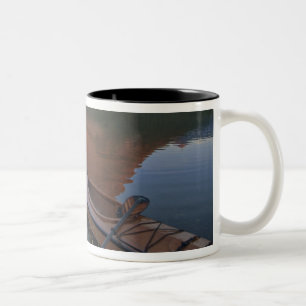 Taza Bicolor Kayak de madera en el lago Swiftcurrent al amanece