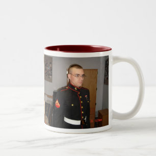 Taza Bicolor Kevin y la banda MEFIII del Cuerpo del Marines