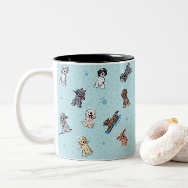 Taza Bicolor KiniArt Doodlemoji Goldendoodle (Con donut)