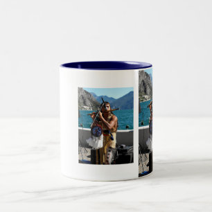 Taza Bicolor Kjari tocando una pipa