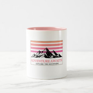 Taza Bicolor La aventura espera puesta de sol en la montaña ret