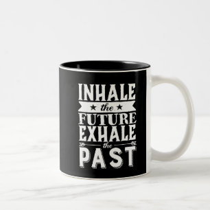 Taza Bicolor La cita de la motivación inhala el futuro exhala
