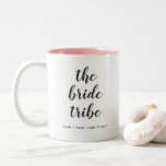Taza Bicolor La dama de honor califica al Personalizado de la t<br><div class="desc">Personalizar esta simple y moderna jarra con las palabras "la tribu de novias" escritas en el hermoso (30%) de caligrafía Por favor,  siéntanse libres de enviarme cualquier pregunta o solicitud de diseño personalizado a través del botón "Mensaje" de abajo.</div>