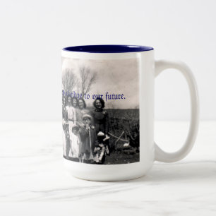 Taza Bicolor La familia es un vínculo a nuestro pasado, y un