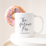Taza Bicolor La futura señora y su nombre | Regalo moderno de b<br><div class="desc">Presentamos "The Future Mrs. and Your Name" (La futura señora y su nombre) Un juego de regalos de belleza modernos de Zazzle. Celebra la alegre ocasión de la futura señora con un regalo de belleza moderno de Zazzle que combina lujo, personalización y estilo. Este exclusivo juego de regalos está diseñado...</div>
