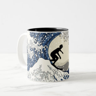 Taza Bicolor La gran persona que practica surf de Kanagawa