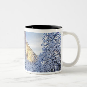 Taza Bicolor La luz del amanecer golpea El Capitan a través de 