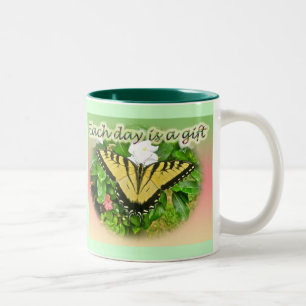 Taza Bicolor La mariposa de cola tortuga de tigre cada día es u