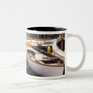 Taza Bicolor La niebla rodea cuatro barcos atracados.