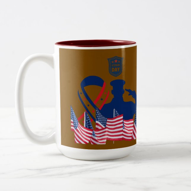 Taza Bicolor La pancarta de honor marrón (Izquierda)