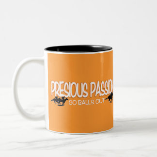Taza Bicolor La pasión de la presión va las bolas hacia fuera