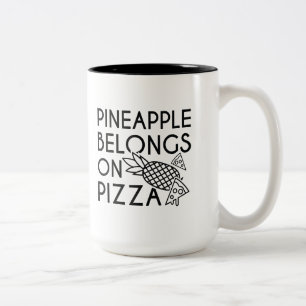 Taza Bicolor La piña pertenece en la pizza