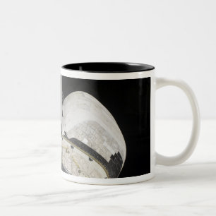 Taza Bicolor La porción en popa del esfuerzo del transbordador