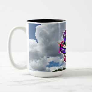 Taza Bicolor La rueda de Ezequiel OVNI en un día nublado