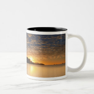 Taza Bicolor La salida del sol sobre Isla Danzante en el Golfo