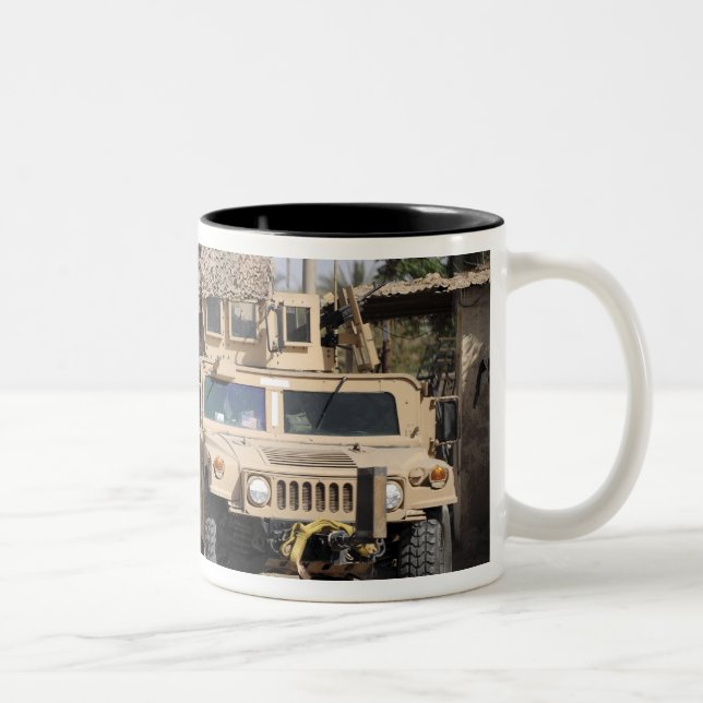 Taza Bicolor La seguridad de Humvee durante una patrulla (Derecha)