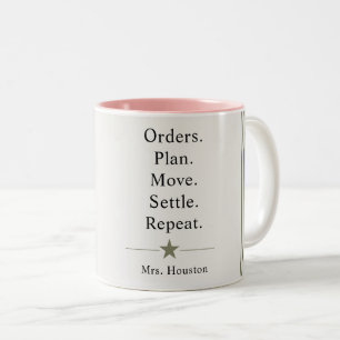 Taza Bicolor La vida de la esposa militar es divertida