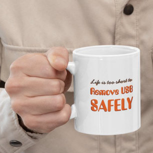 Taza Bicolor La vida es demasiado corta para quitar el USB con