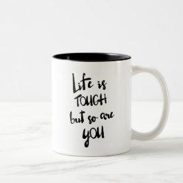 Taza Bicolor La vida es dura moderna caligrafía