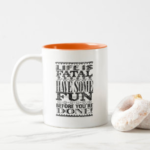 Taza Bicolor La vida es fatal