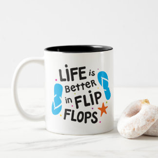 Taza Bicolor La vida es mejor en flips-flopes