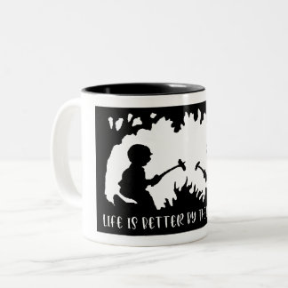 Taza Bicolor La vida es mejor junto a la hoguera