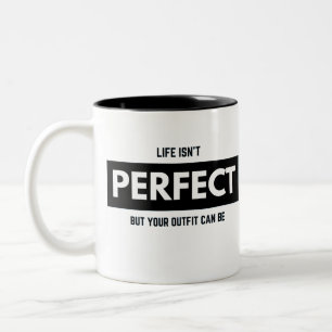TAZA BICOLOR LA VIDA NO ES PERFECTA PERO TU SALIDA PUEDE SER
