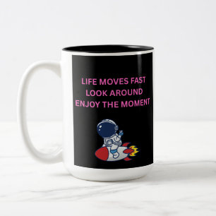 Taza Bicolor La vida se mueve rápido Astronauta Cohete Café Dos
