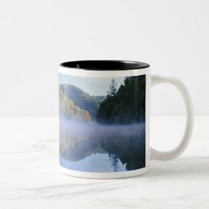 Taza Bicolor Lago Millcreek y colores de otoño al amanecer,