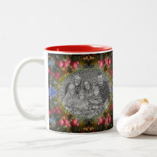 Taza Bicolor Las manzanas rojas en el marco del árbol añaden la
