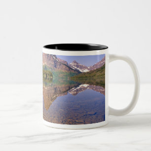 Taza Bicolor Las montañas se reflejan en el tranquilo lago de d