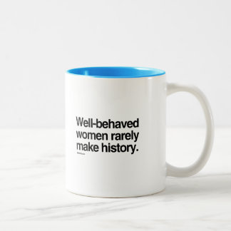 Taza Bicolor Las mujeres bien comportadas hacen raramente