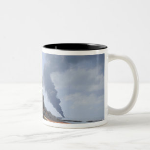 Taza Bicolor Las nubes oscuras del humo y del fuego emergen 3
