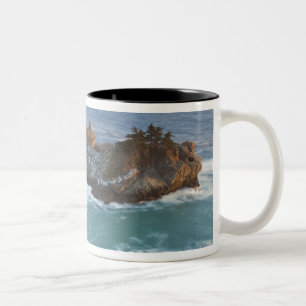 Taza Bicolor Las pintorescas cataratas de McWay caen en la play