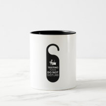 Las pruebas no perturban el diseño divertido Mug