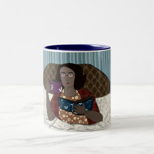 Taza Bicolor Lectura de la mujer en cama