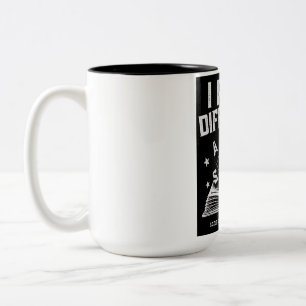Taza Bicolor Leo Diferente—Orgullo de Dislexia de Oddly Wired N