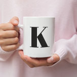 Taza Bicolor Letra inicial | Monograma Moderno y de moda<br><div class="desc">Simple y elegante letra inicial personalizado monograma taza de café en tipografía minimalista moderna en negro. ¡Un regalo perfecto para personalizados o un accesorio de moda con un toque personal!</div>