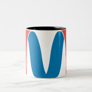 Taza Bicolor Letra M geométrica estilizada en negrita roja y az