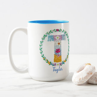 Taza Bicolor Letras florales iniciales "T" con nombre personali