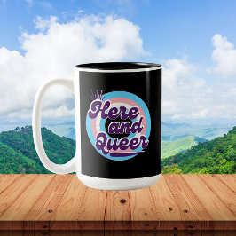 Taza Bicolor LGBTQ: Bandera transgénero - aquí y Queer
