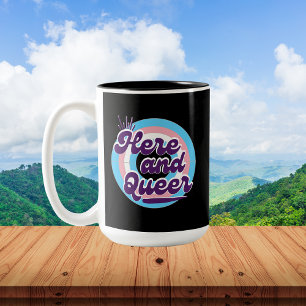 Taza Bicolor LGBTQ: Bandera transgénero - aquí y Queer
