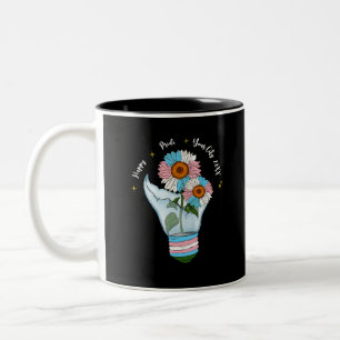 Taza Bicolor LGBTQ: Bandera transgénero girando en una bombilla