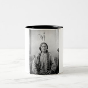 Taza Bicolor Líder lakota sacudiendo a indígenas norteamericano