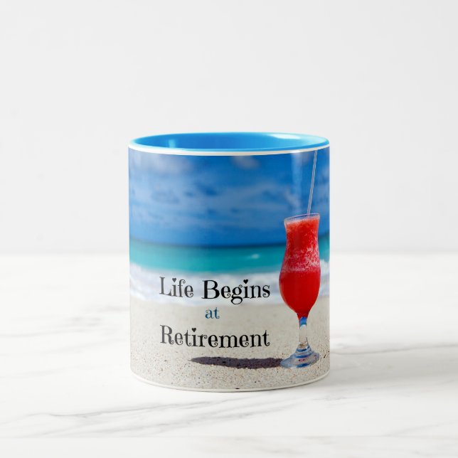 Taza Bicolor Life Begins at Retirement (Centro)