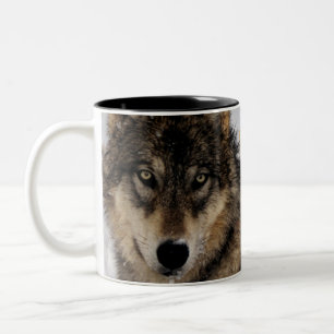 Taza Bicolor Lobo gris o lobo de madera que pone en la nieve