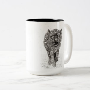 Taza Bicolor Lobo negro enojado en la nieve, invierno salvaje